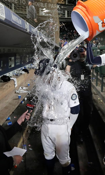 Lewis homers in debut as Mariners beat Reds 4-3, stop skid